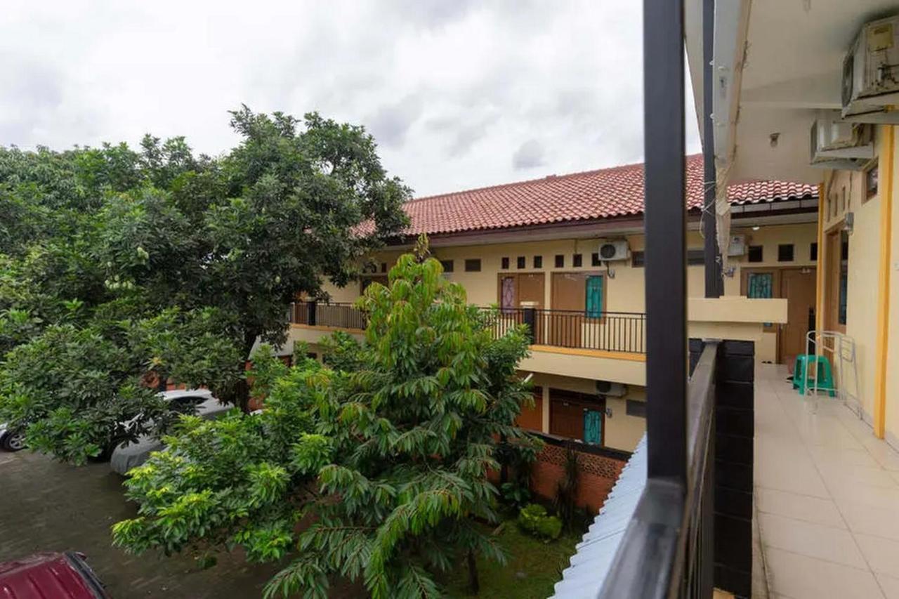 Готель Kostawira Syariah Bintaro Mitra Reddoorz Mencil Екстер'єр фото
