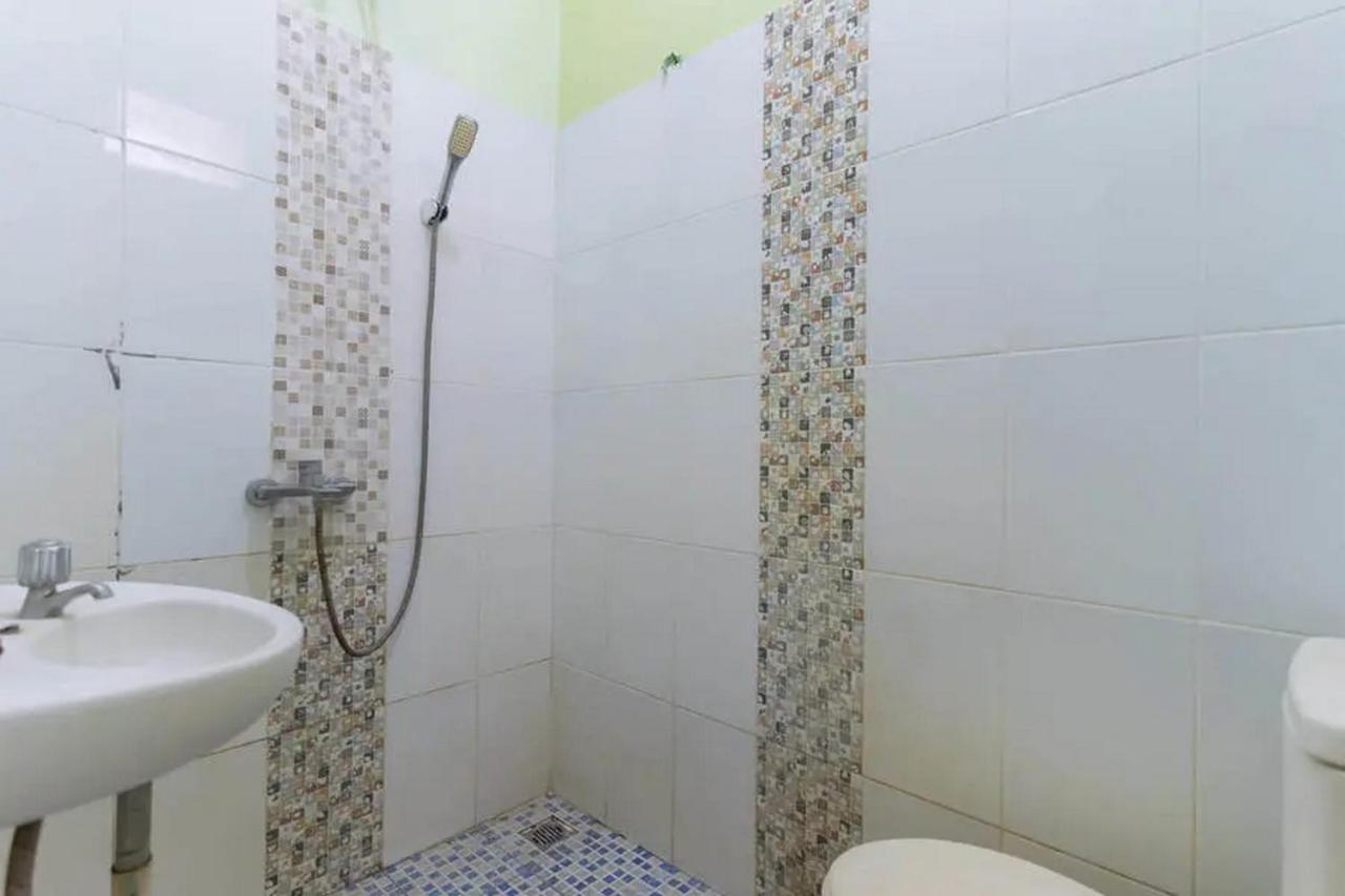 Готель Kostawira Syariah Bintaro Mitra Reddoorz Mencil Екстер'єр фото
